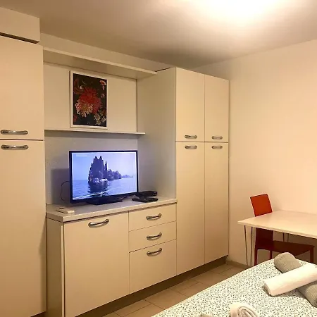 Accogliente Monolocale In Μεντόν